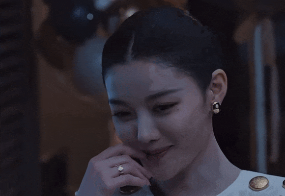 一边害羞一边硬着头皮跟着比动作，那种又乖又别扭的小反应，真的很金裕贞本人！_乖别紧张_