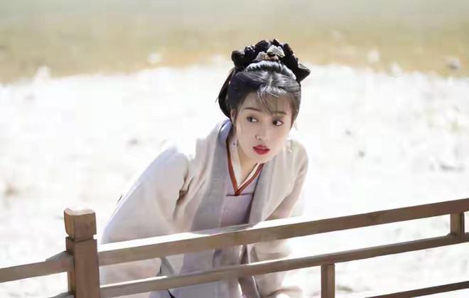 _美女压胯疼哭了_女孩压胯视频