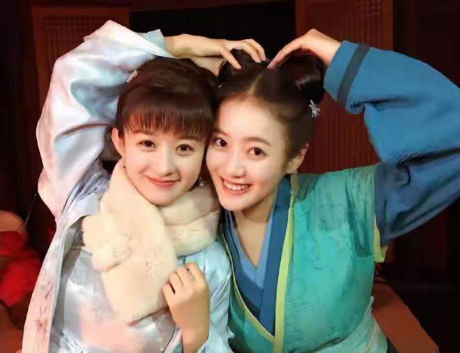 美女压胯疼哭了_女孩压胯视频_