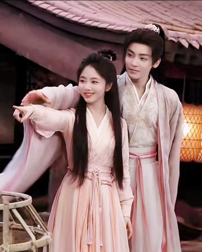 女孩压胯视频__美女压胯疼哭了