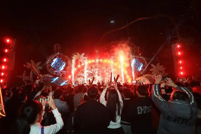 元旦火车人多么__2015国庆节旅游人次怒江