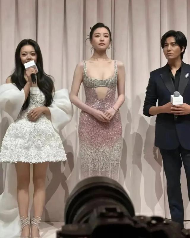 _主持人冬季服装_主持的衣服怎么穿好