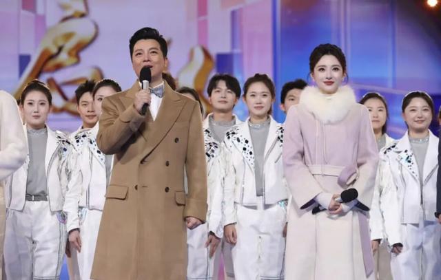 主持的衣服怎么穿好_主持人冬季服装_