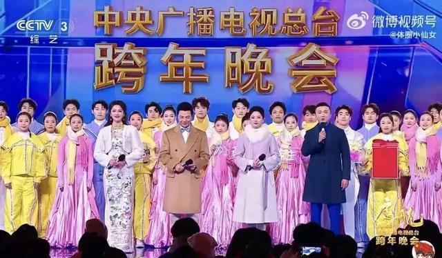 _主持人冬季服装_主持的衣服怎么穿好