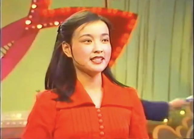 主持人冬季服装_主持的衣服怎么穿好_