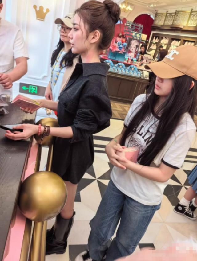 _马筱梅陪继女买泡泡玛特，小玥儿面容清秀，侧颜像极了母亲大S_马筱梅陪继女买泡泡玛特，小玥儿面容清秀，侧颜像极了母亲大S