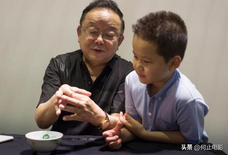 _这就是真爱吗？77岁王刚垂垂老矣，妻子每天要照顾三位老人_这就是真爱吗？77岁王刚垂垂老矣，妻子每天要照顾三位老人