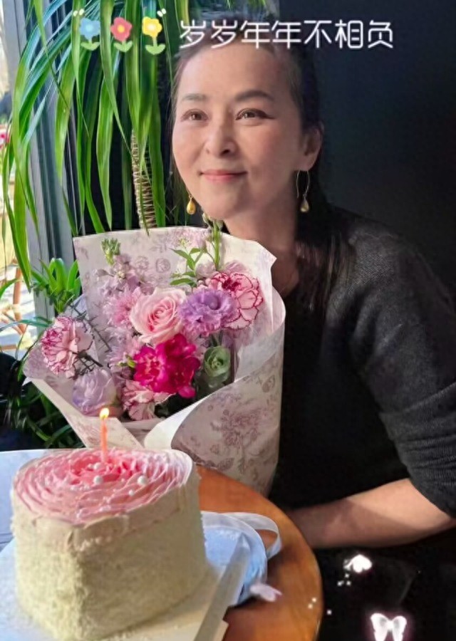 何音手捧鲜花迎58岁生日,回眸浅笑仍似少女,儿子回国后子承父业_何音手捧鲜花迎58岁生日,回眸浅笑仍似少女,儿子回国后子承父业_