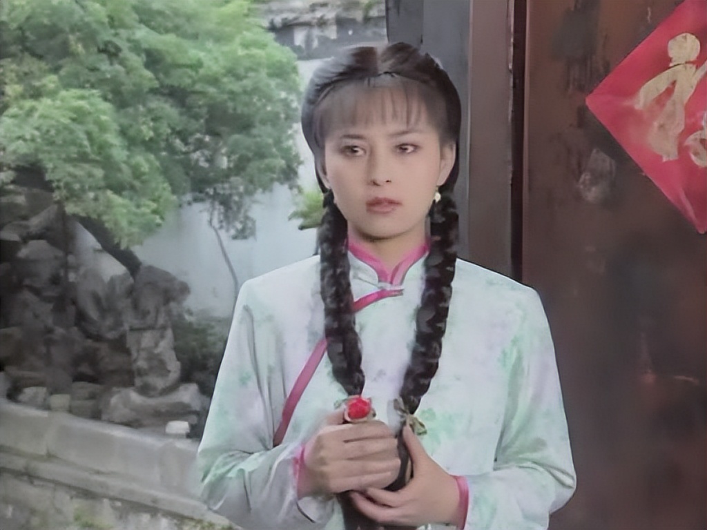 何音手捧鲜花迎58岁生日,回眸浅笑仍似少女,儿子回国后子承父业_何音手捧鲜花迎58岁生日,回眸浅笑仍似少女,儿子回国后子承父业_