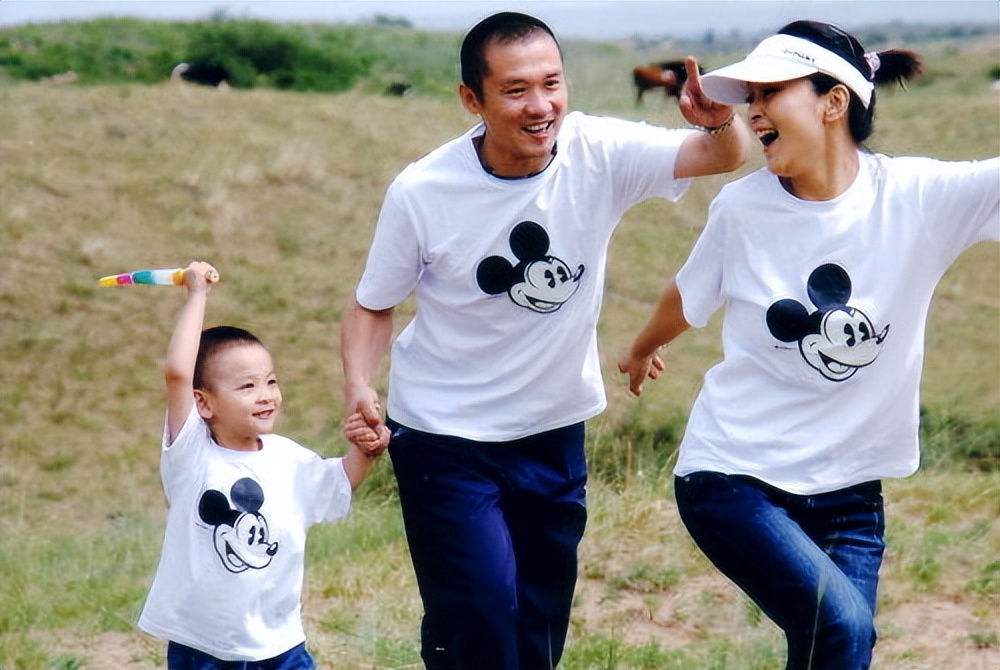 何音手捧鲜花迎58岁生日,回眸浅笑仍似少女,儿子回国后子承父业__何音手捧鲜花迎58岁生日,回眸浅笑仍似少女,儿子回国后子承父业