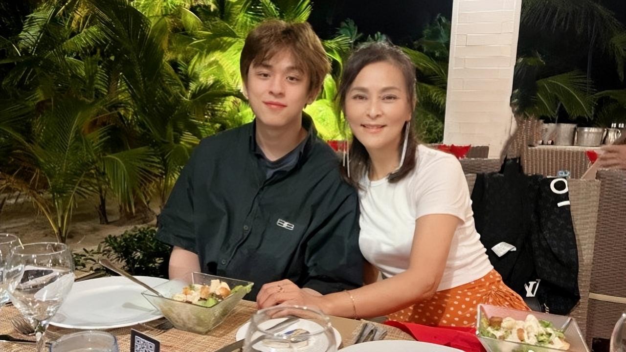 何音手捧鲜花迎58岁生日,回眸浅笑仍似少女,儿子回国后子承父业_何音手捧鲜花迎58岁生日,回眸浅笑仍似少女,儿子回国后子承父业_