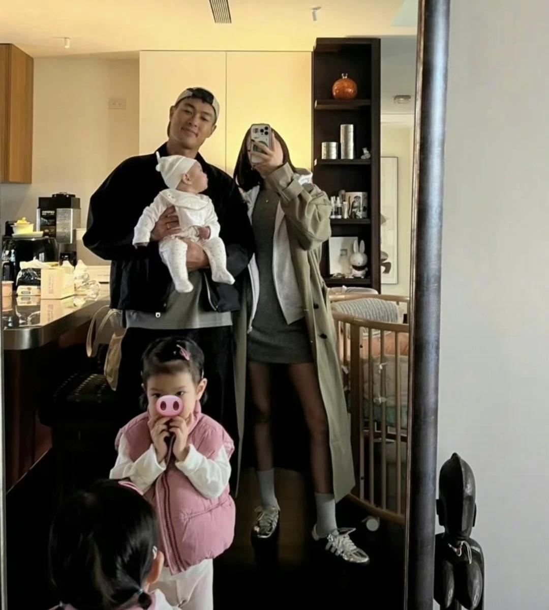 42岁杨祐宁三度当爸!模特太太素颜手抚巨肚状态佳,目标生足四个__42岁杨祐宁三度当爸!模特太太素颜手抚巨肚状态佳,目标生足四个