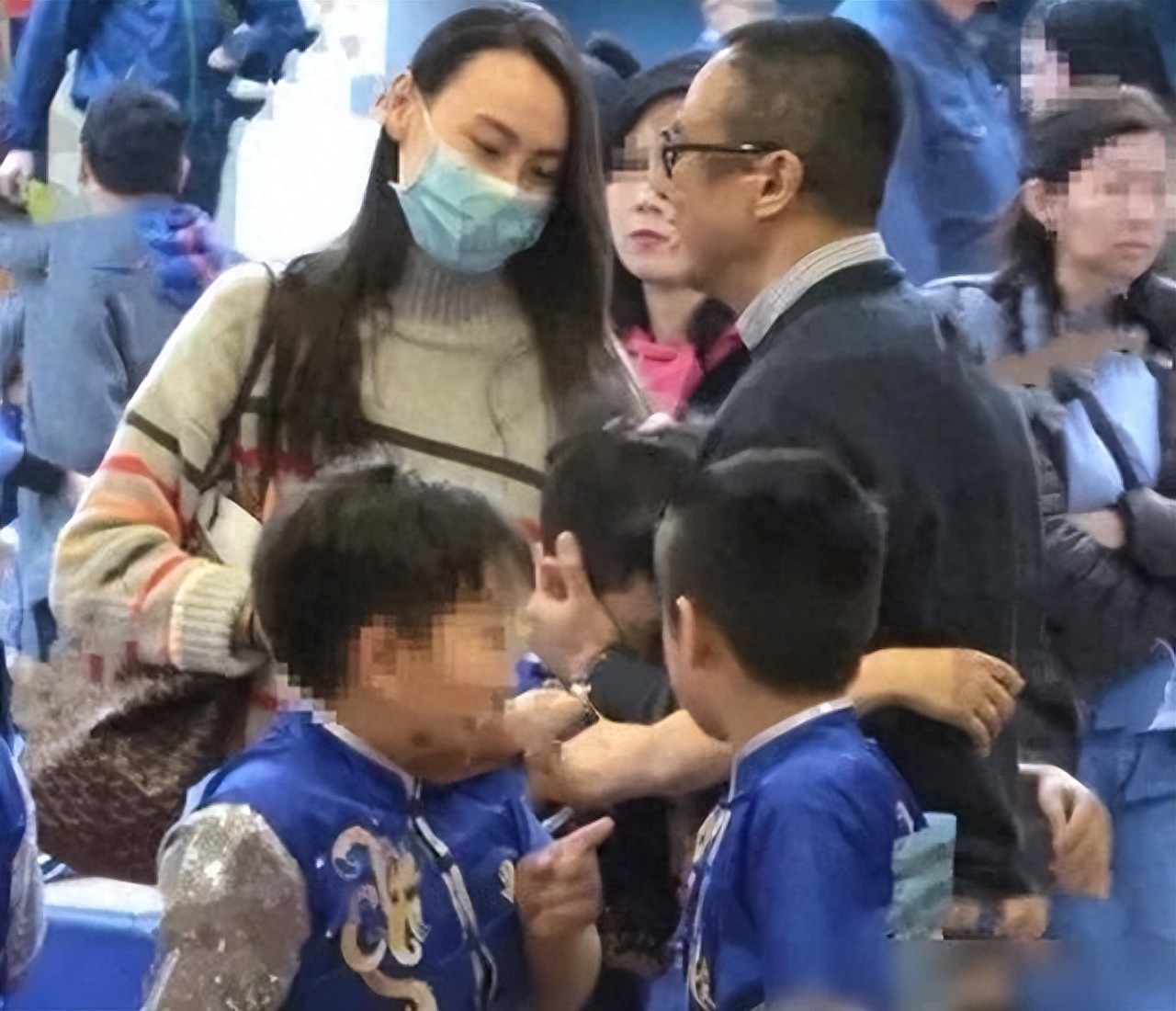 梁洛施携大8岁导演男友觅食，为爱定居北京，仨子已认可准继父__梁洛施携大8岁导演男友觅食，为爱定居北京，仨子已认可准继父