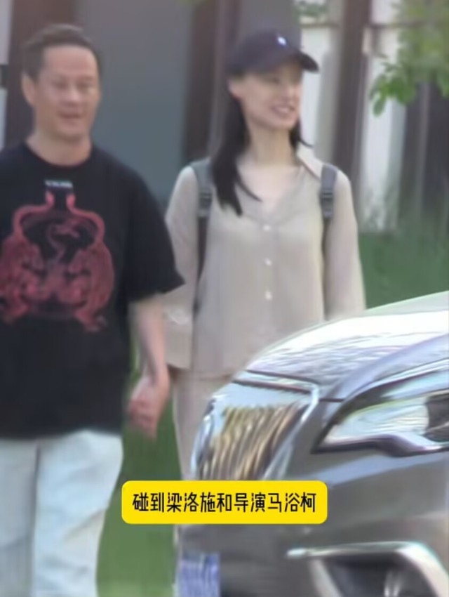 梁洛施携大8岁导演男友觅食，为爱定居北京，仨子已认可准继父_梁洛施携大8岁导演男友觅食，为爱定居北京，仨子已认可准继父_