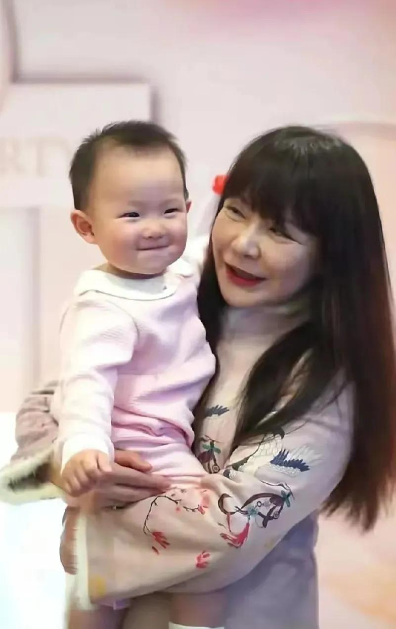 母女关系紧张!黄一鸣深夜崩溃,抱怨母亲:你真的有心疼过我吗_母女关系紧张!黄一鸣深夜崩溃,抱怨母亲:你真的有心疼过我吗_