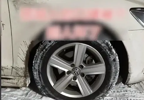 司徒小镇停车场八辆车被扎胎,景区处理方式堪称天花板