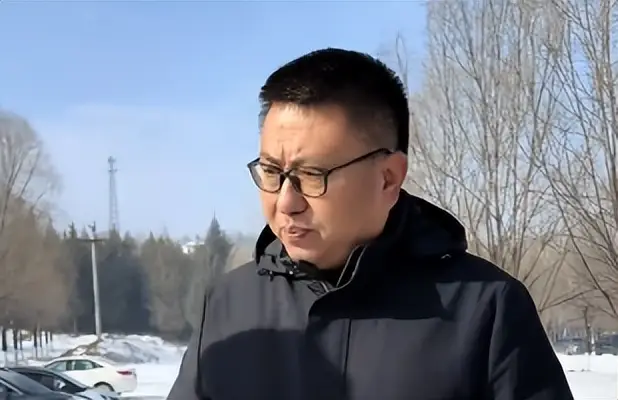 _司徒小镇停车场八辆车被扎胎，景区处理方式堪称天花板_司徒小镇停车场八辆车被扎胎，景区处理方式堪称天花板