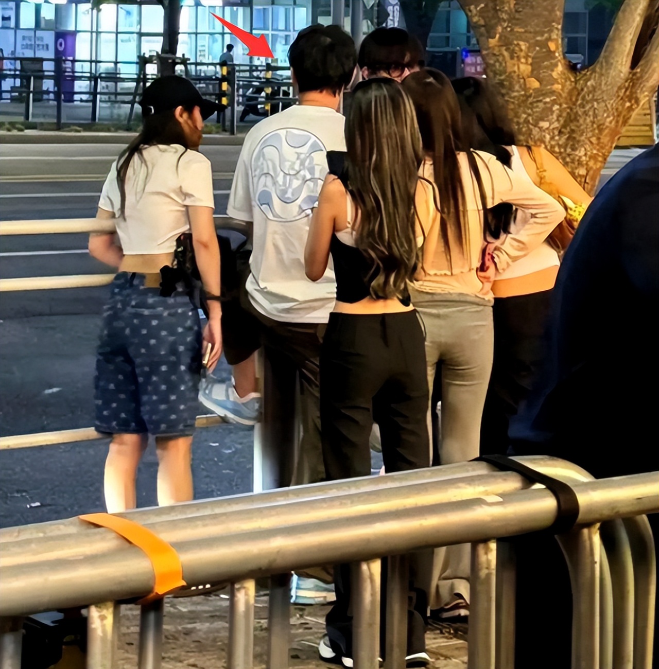 王思聪私生女迎2岁生日，孩子妈豪送188平江景房，闪闪地包天明显__王思聪私生女迎2岁生日，孩子妈豪送188平江景房，闪闪地包天明显