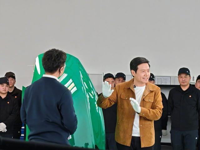 雷军直播回应“1300公里只充一次电”争议：被黑出心理阴影