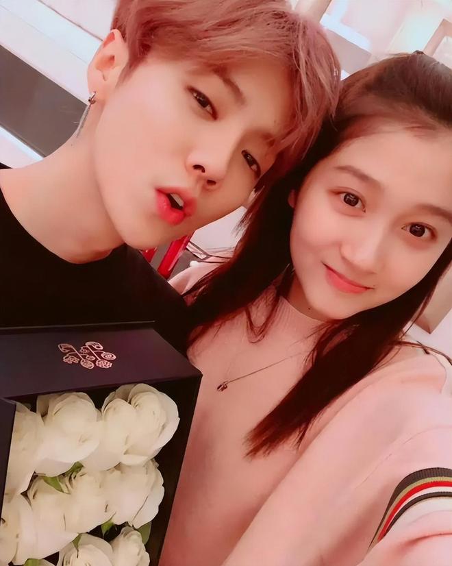 在关晓彤面前提鹿晗__鹿晗搂着关晓彤的腰