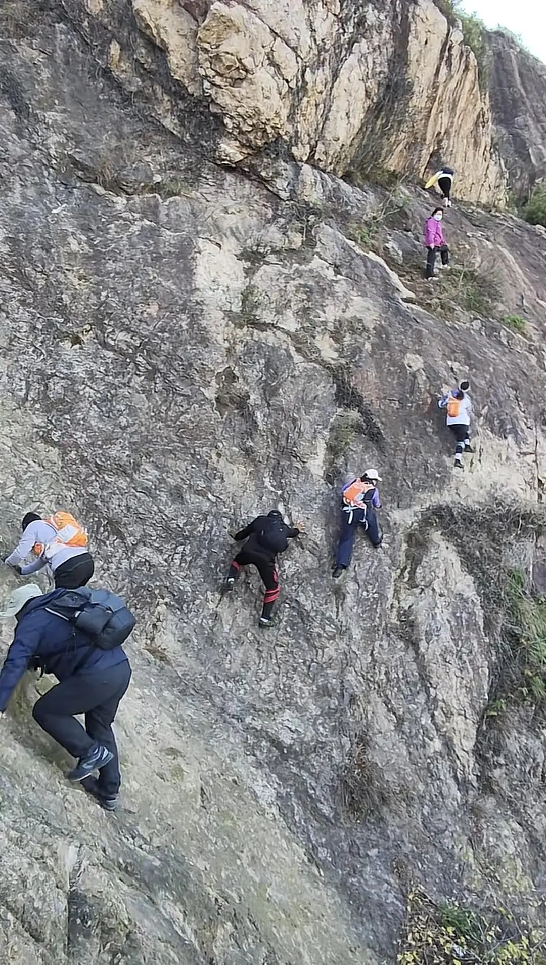 女子攀爬江苏圌山野道不慎坠崖？管委会：不提倡攀爬野道，事发点高度不到2米
