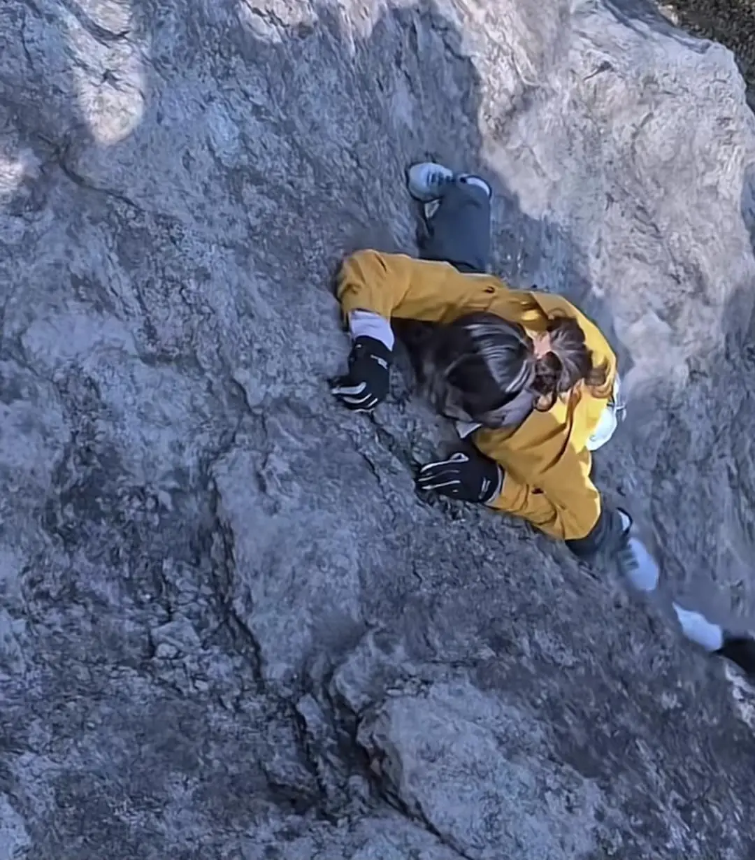 _女子攀爬江苏圌山野道不慎坠崖？管委会：不提倡攀爬野道，事发点高度不到2米_女子攀爬江苏圌山野道不慎坠崖？管委会：不提倡攀爬野道，事发点高度不到2米
