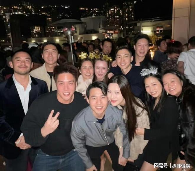 何猷亨大方公开恋情，与女友牵手跨年，脸贴脸高调撒糖好甜蜜