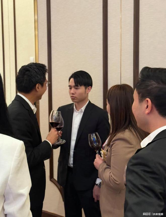 何猷亨大方公开恋情,与女友牵手跨年,脸贴脸高调撒糖好甜蜜__何猷亨大方公开恋情,与女友牵手跨年,脸贴脸高调撒糖好甜蜜