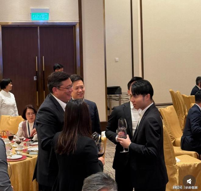 _何猷亨大方公开恋情,与女友牵手跨年,脸贴脸高调撒糖好甜蜜_何猷亨大方公开恋情,与女友牵手跨年,脸贴脸高调撒糖好甜蜜