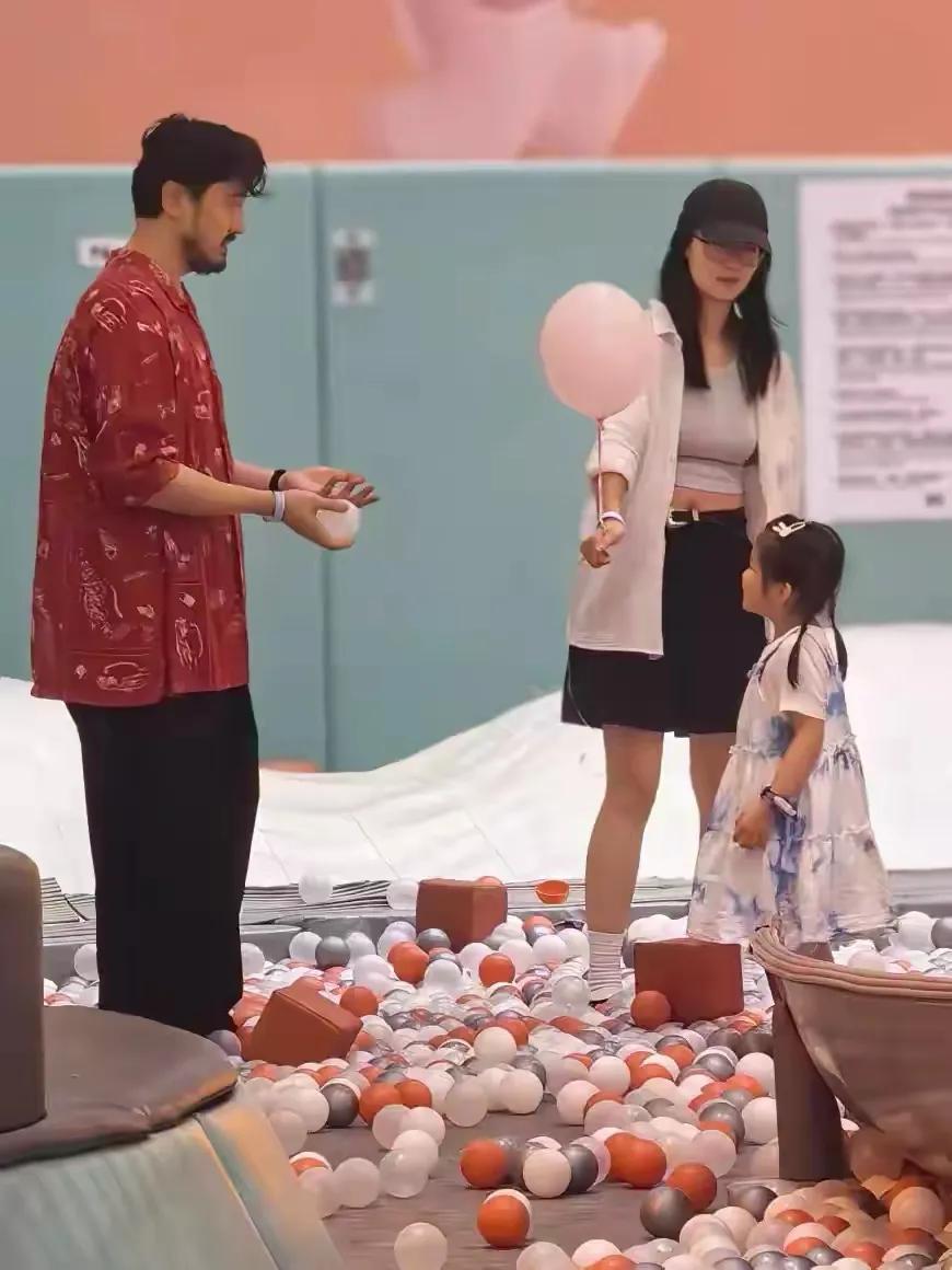 女儿玩耍的说说_女儿好玩的说说_