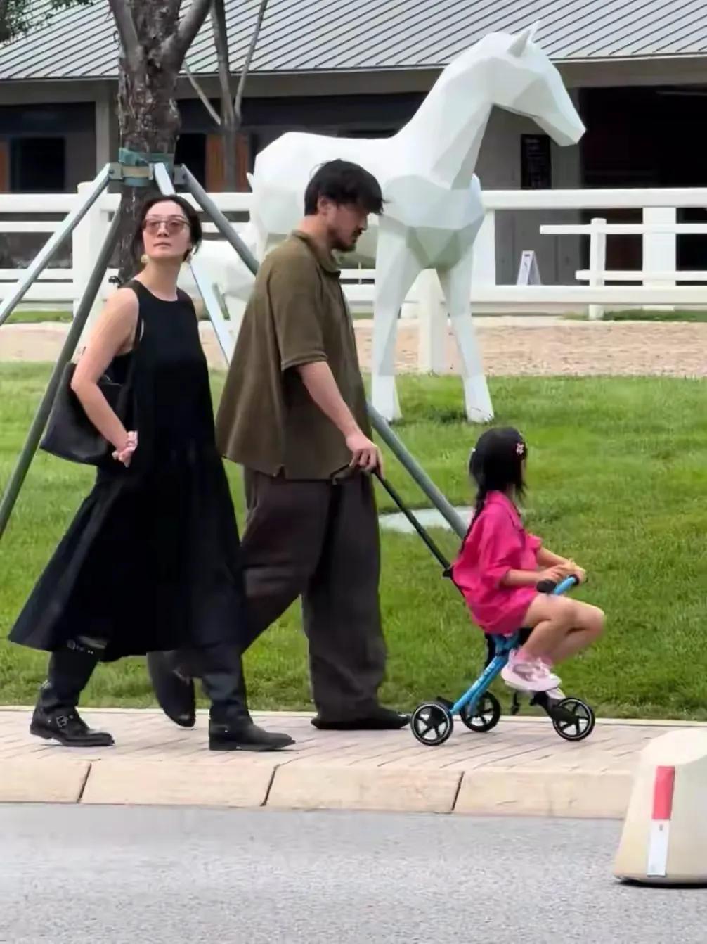 女儿好玩的说说_女儿玩耍的说说_