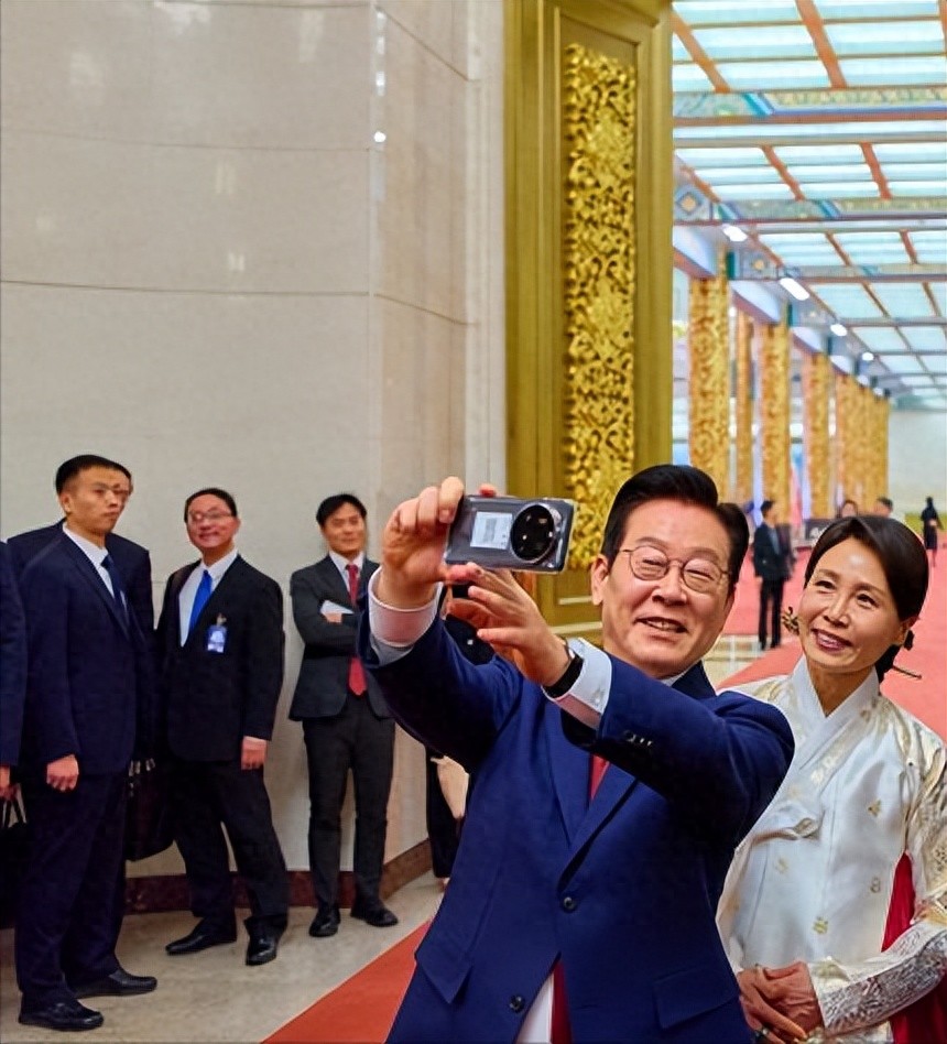 李在明在人民大会堂用手机自拍!夫人头戴发簪穿韩服,真是放大招