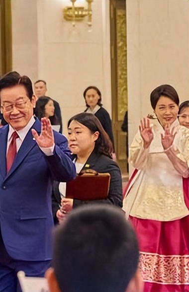 李在明在人民大会堂用手机自拍！夫人头戴发簪穿韩服，真是放大招__李在明在人民大会堂用手机自拍！夫人头戴发簪穿韩服，真是放大招