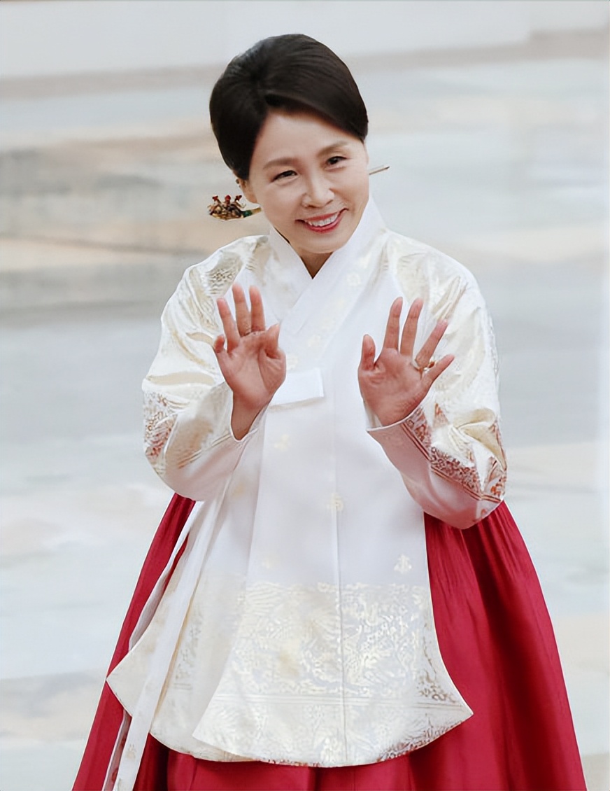 _李在明在人民大会堂用手机自拍！夫人头戴发簪穿韩服，真是放大招_李在明在人民大会堂用手机自拍！夫人头戴发簪穿韩服，真是放大招