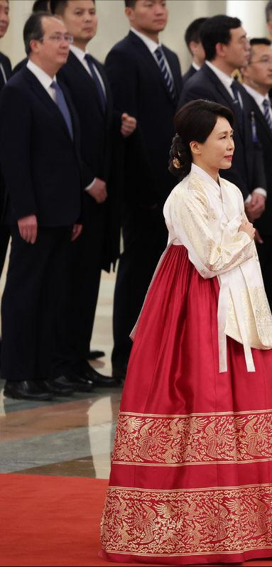 _李在明在人民大会堂用手机自拍！夫人头戴发簪穿韩服，真是放大招_李在明在人民大会堂用手机自拍！夫人头戴发簪穿韩服，真是放大招