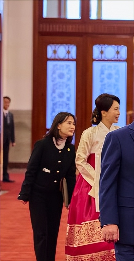 李在明在人民大会堂用手机自拍！夫人头戴发簪穿韩服，真是放大招__李在明在人民大会堂用手机自拍！夫人头戴发簪穿韩服，真是放大招