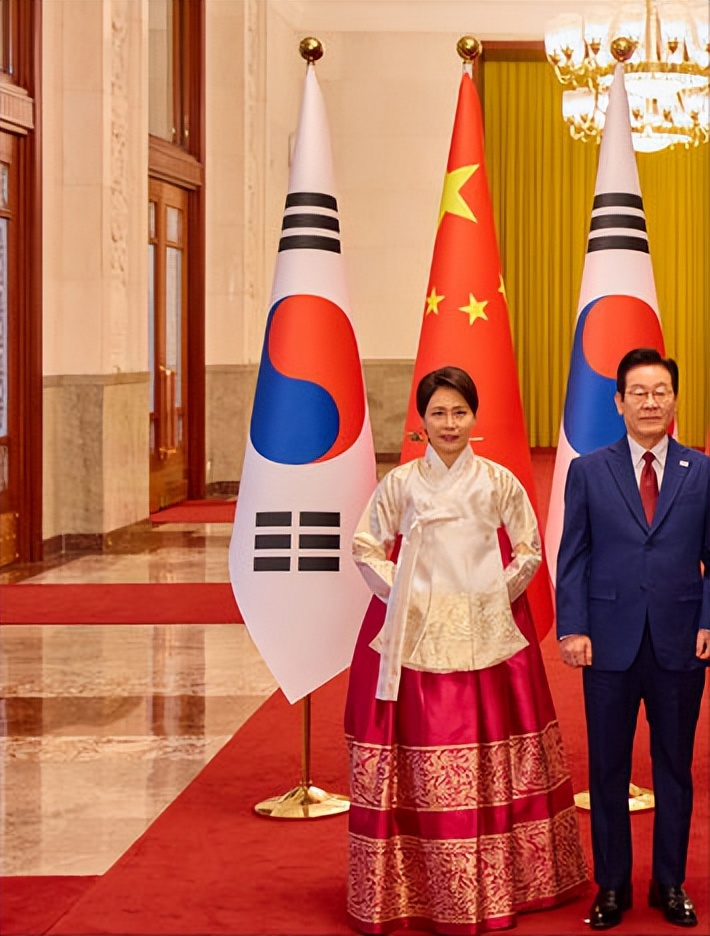 李在明在人民大会堂用手机自拍！夫人头戴发簪穿韩服，真是放大招_李在明在人民大会堂用手机自拍！夫人头戴发簪穿韩服，真是放大招_