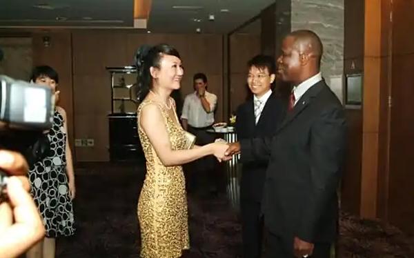 富豪欺负穷人_富豪惨死家中_