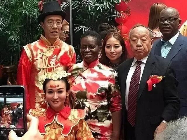 富豪欺负穷人_富豪惨死家中_