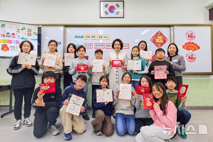 韩国第一夫人访华第三天又换新风格!穿白色大衣亮相,又美又端庄__韩国第一夫人访华第三天又换新风格!穿白色大衣亮相,又美又端庄