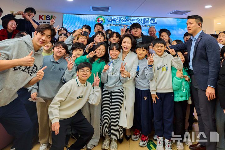 韩国第一夫人访华第三天又换新风格!穿白色大衣亮相,又美又端庄__韩国第一夫人访华第三天又换新风格!穿白色大衣亮相,又美又端庄