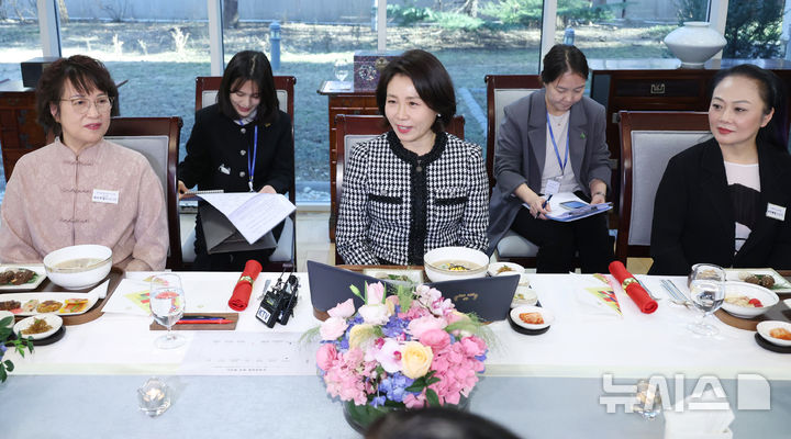 韩国第一夫人访华第三天又换新风格!穿白色大衣亮相,又美又端庄_韩国第一夫人访华第三天又换新风格!穿白色大衣亮相,又美又端庄_