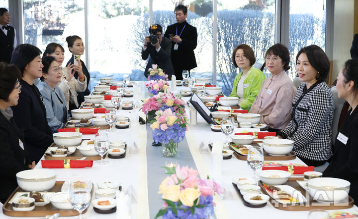 韩国第一夫人访华第三天又换新风格!穿白色大衣亮相,又美又端庄__韩国第一夫人访华第三天又换新风格!穿白色大衣亮相,又美又端庄