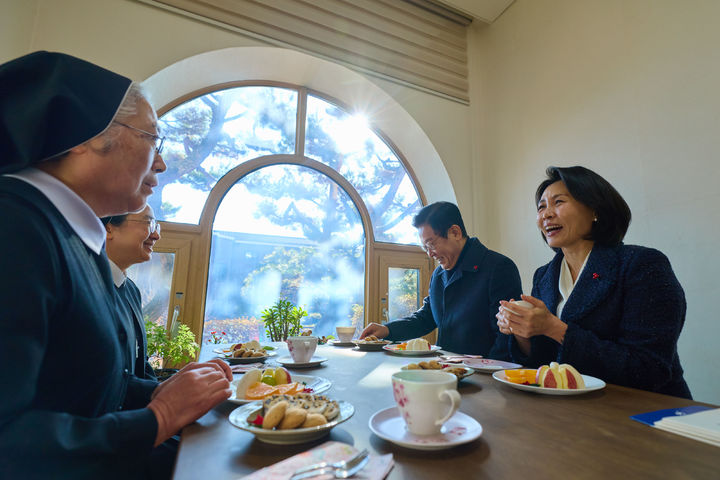 办公室里的欢声笑语的说说_办公室开心说说_