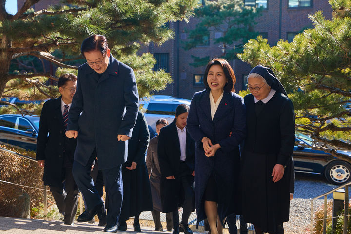 _办公室里的欢声笑语的说说_办公室开心说说