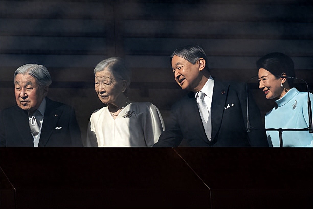 _日本皇室新年第二天齐聚皇宫阳台！91岁美智子也来了，爱子很惊艳_日本皇室新年第二天齐聚皇宫阳台！91岁美智子也来了，爱子很惊艳