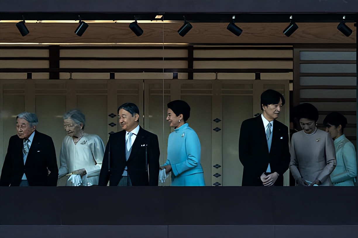 日本皇室新年第二天齐聚皇宫阳台！91岁美智子也来了，爱子很惊艳__日本皇室新年第二天齐聚皇宫阳台！91岁美智子也来了，爱子很惊艳