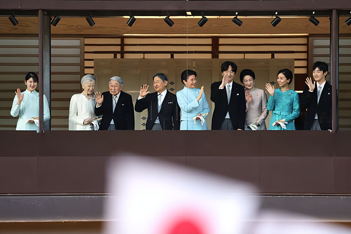 日本皇室新年第二天齐聚皇宫阳台！91岁美智子也来了，爱子很惊艳__日本皇室新年第二天齐聚皇宫阳台！91岁美智子也来了，爱子很惊艳