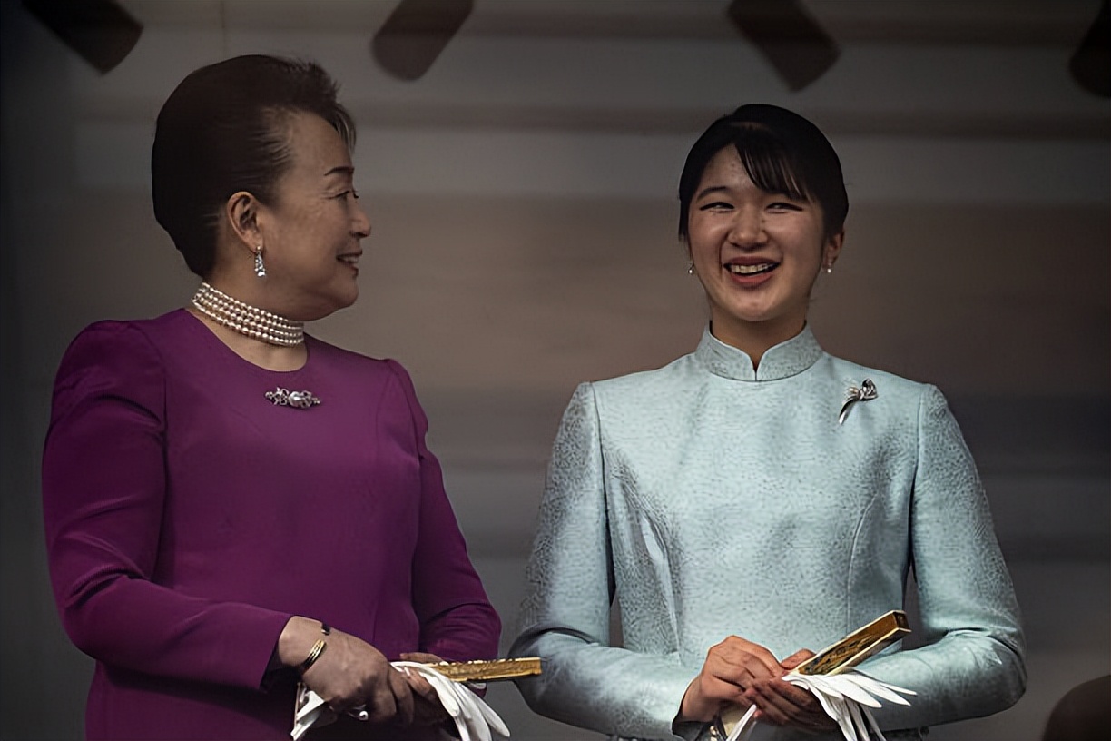日本皇室新年第二天齐聚皇宫阳台！91岁美智子也来了，爱子很惊艳__日本皇室新年第二天齐聚皇宫阳台！91岁美智子也来了，爱子很惊艳