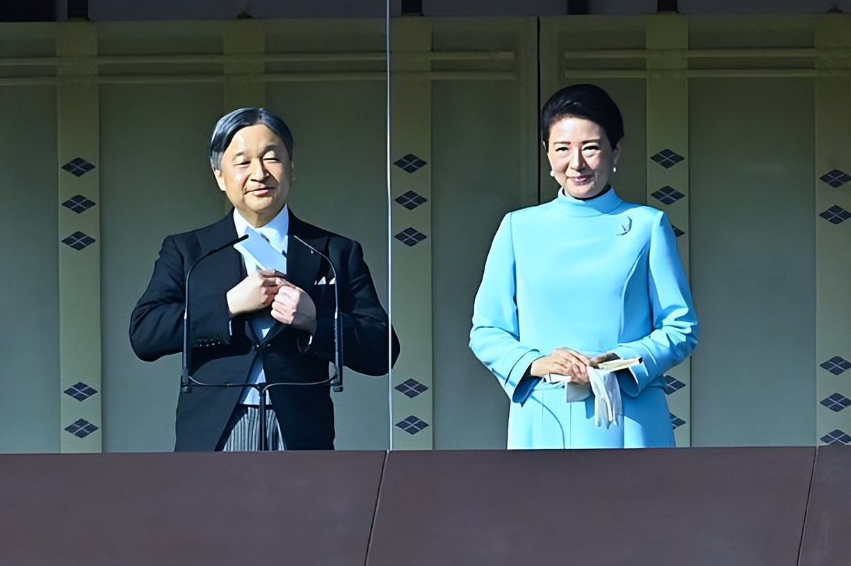 日本皇室新年第二天齐聚皇宫阳台！91岁美智子也来了，爱子很惊艳__日本皇室新年第二天齐聚皇宫阳台！91岁美智子也来了，爱子很惊艳